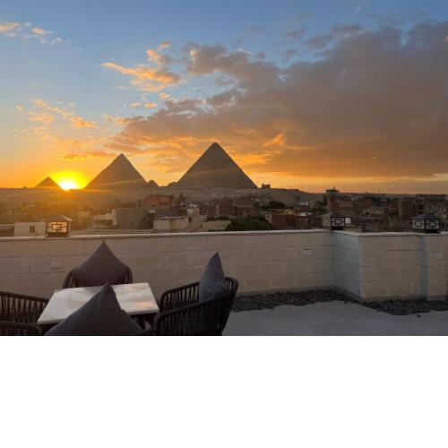 The Sphinx Of Pyramids INN