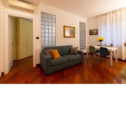 The Wall - Top Floor Apartment