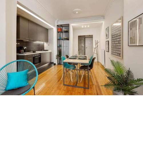 THE WALL Downtown Apartment