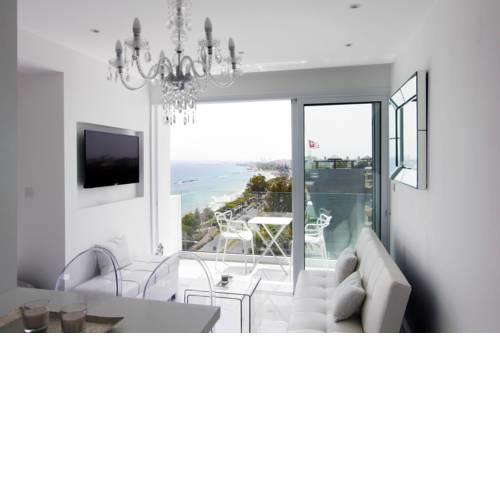 The White Pearl Suite - beach front city centre with sea view.
