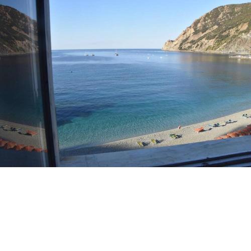 The windows on the sea of Cinque Terre: Solemare
