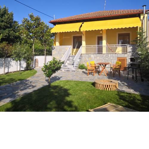 The Yellow House w/private garden and BBQ