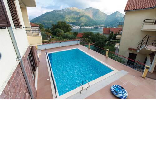 Three-Bedroom Apartment in Kamenari