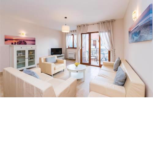 Three-Bedroom Apartment in Kamenari