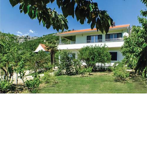 Three-Bedroom Apartment in Kresevo