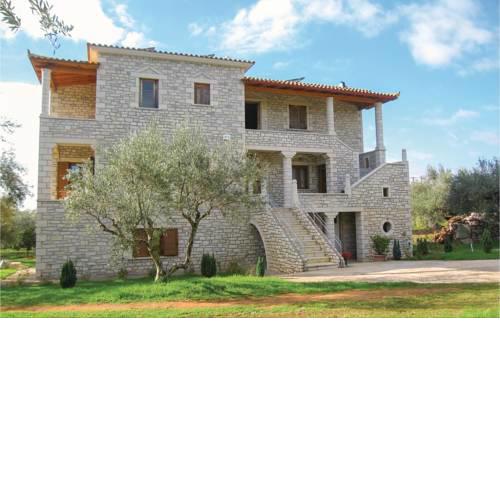 Three-Bedroom Apartment in Kyparissia