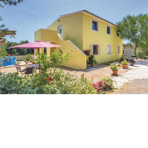 Three-Bedroom Apartment in Marcana