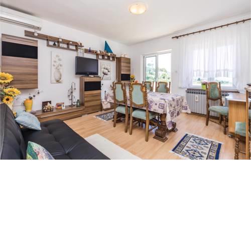 Three-Bedroom Apartment in Mundanije