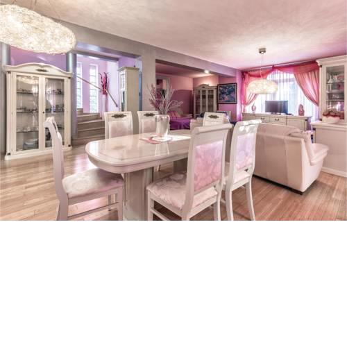 Three-Bedroom Apartment in Pula