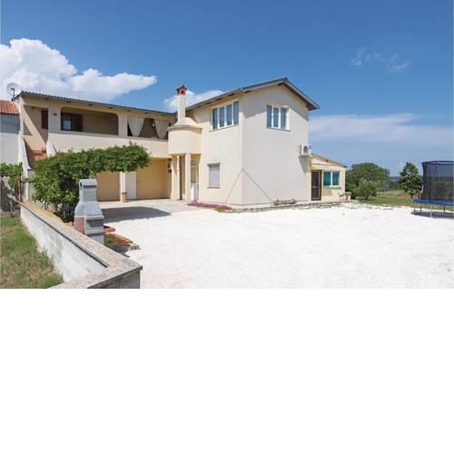 Three-Bedroom Apartment in Pula