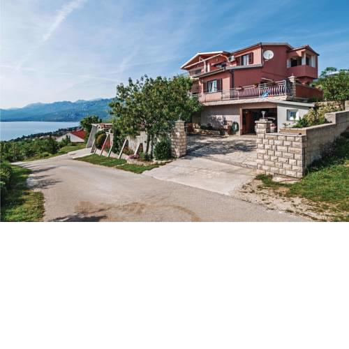 Three-Bedroom Apartment in Rovanjska