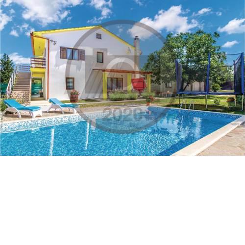 Three-Bedroom Apartment in Svetvincenat