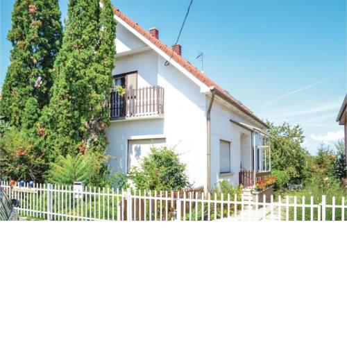 Three-Bedroom Apartment in Zamardi