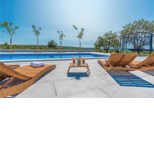 Three-Bedroom Holiday Home in Debeljak