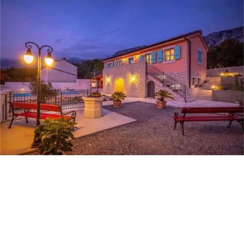 Three-Bedroom Holiday Home in Grizane