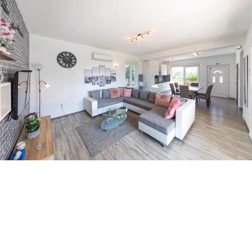 Three-Bedroom Holiday Home in Kastel Stafilic