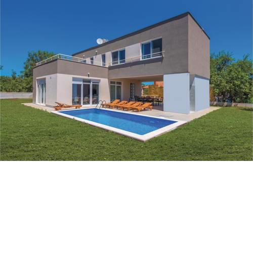 Three-Bedroom Holiday Home in Kozino