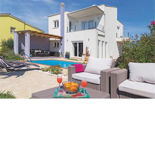 Three-Bedroom Holiday Home in Pomer