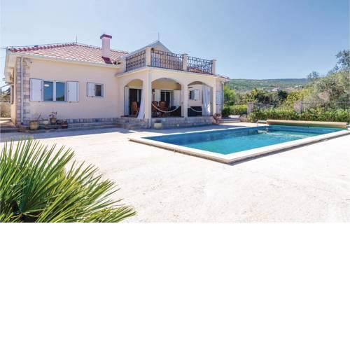 Three-Bedroom Holiday Home in Radovici