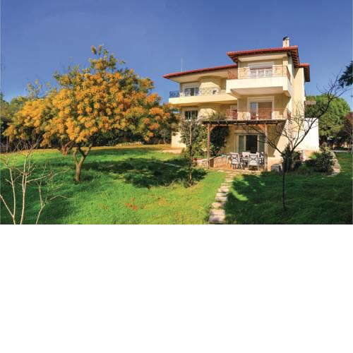 Three-Bedroom Holiday Home in Schinias Marathonas