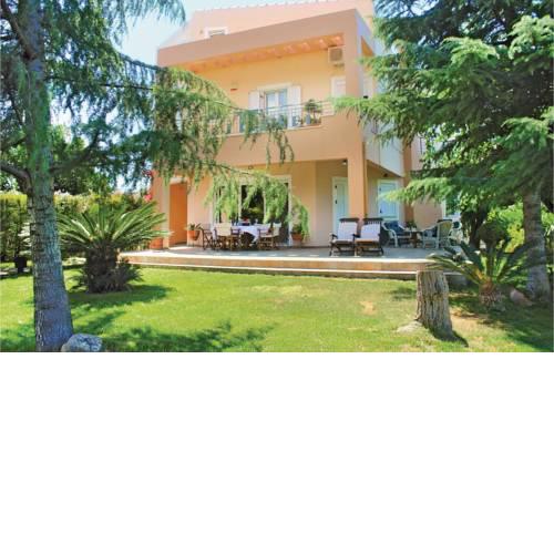 Three-Bedroom Holiday Home in Tsaousi
