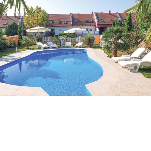 Three-Bedroom Holiday Home in Zamardi