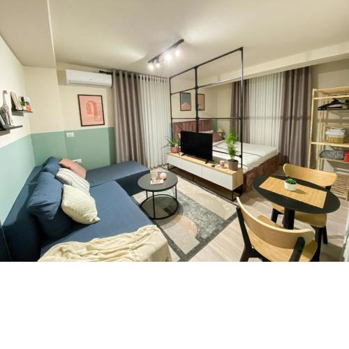 Three doors apartments, Strawberry Studio