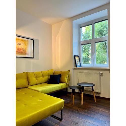 Timeless Old Centre Apartment with 2 bathrooms and balcony