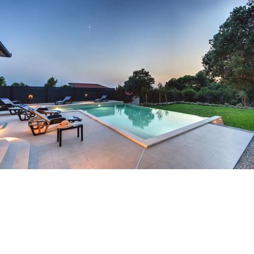 Tolle Villa mit privatem großen Pool, 4 Klimas, WLAN, Parkplatz, Sonnenliegen und das im Ferienort Pula