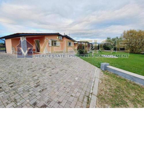 TOMMY - Villa con Grande Giardino