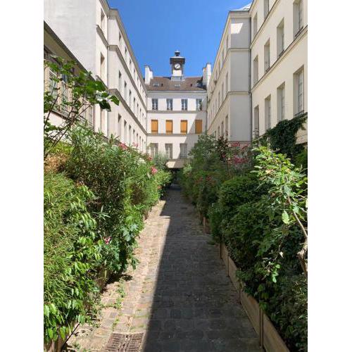 Top cozy apartment in the Upper Marais Area