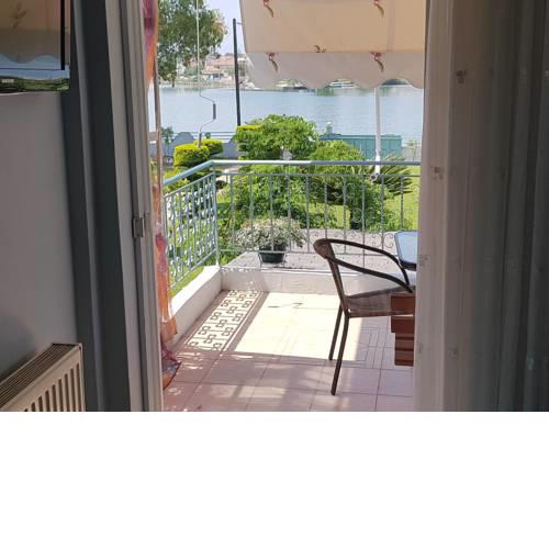 Top floor on villa, 3' from center, by the sea!