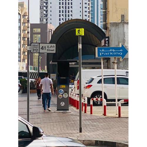 Top Stay Boys hostel 1 min walk to SharfDG Metro Station in Center of Burdubai Market