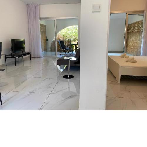 Tourist area center, modern ground flat, with pool, patio, 200m from beach