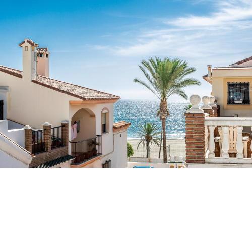 Townhouse by the beach in Estepona center