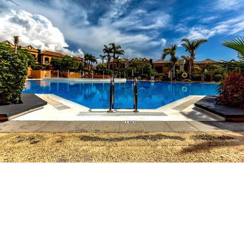 Townhouse in La Duquesa with BBQ and shared pool