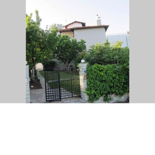 Traditional Apartment part of a Detached Villa on a luxurious Hill of Thessaloniki PANORAMA with a private garden with trees ,also available for Family and other gatherings and Kid's parties - under 13 , for less than 20 people alltogether