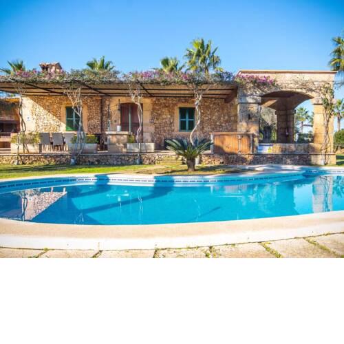 traditional country house with private pool, quietly located in the countryside