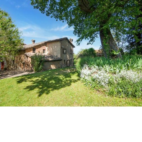 Traditional holiday home in Urbino with terrace