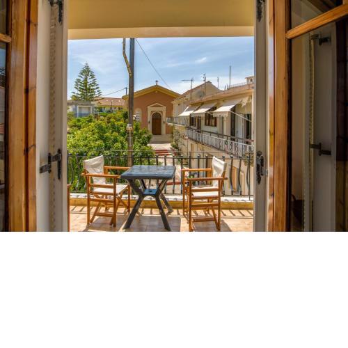 Traditional style 3 bedroom flat in Lixouri 6 guests