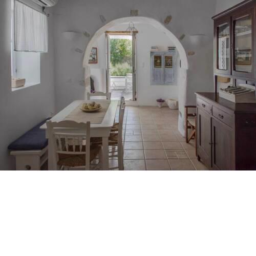 Traditional whitewashed house with private garden!