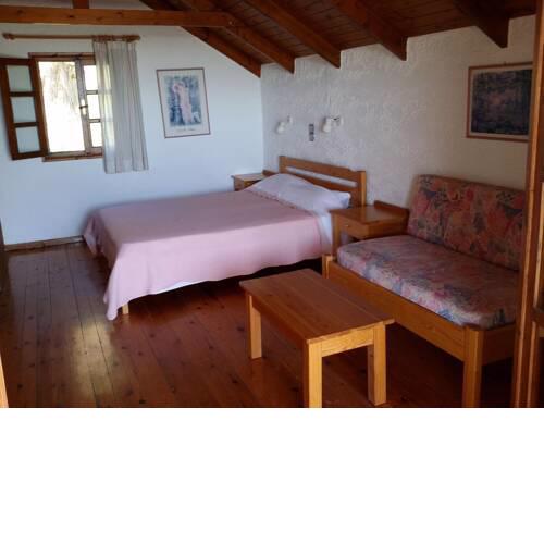 Tranquil Holiday Home in Palaiochora near Seabeach