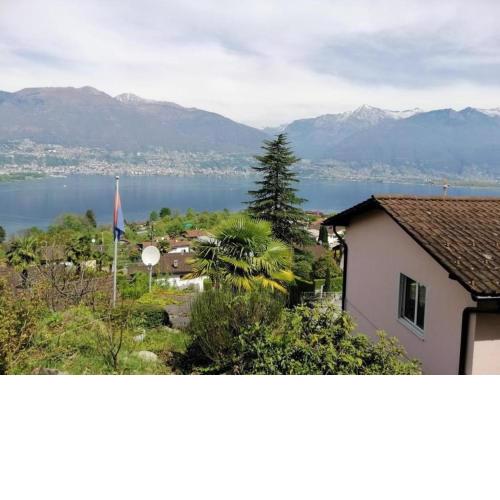 "Traumhafter Blick" auf Lago Maggiore und umliegende Berge