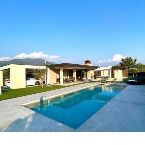 Traumvilla in den Hügeln von Garda