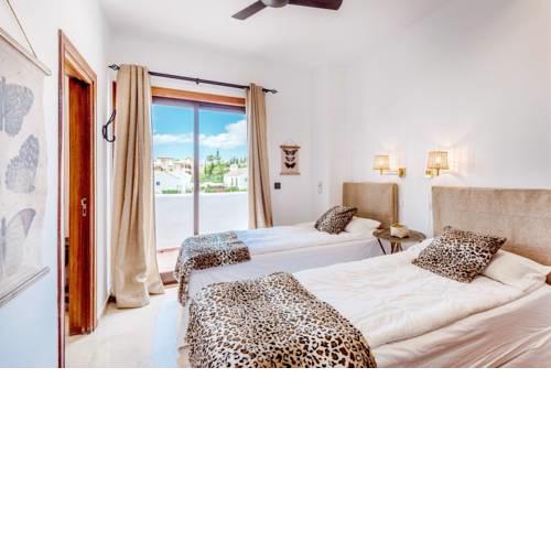 TRENDY SUNNY 2 BEDROOM PENTHOUSE IN ALOHA VILLAGE, NUEVA ANDALUCIA, GOLF VALLEY NEAR PUERTO BANUS