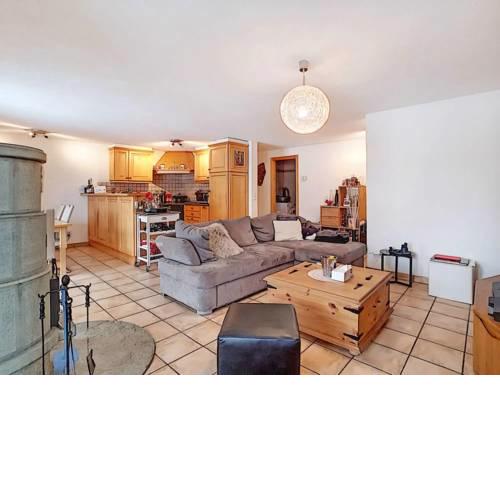 Très bel appartement de 4 pièces au rez-de-chaussée en revente.