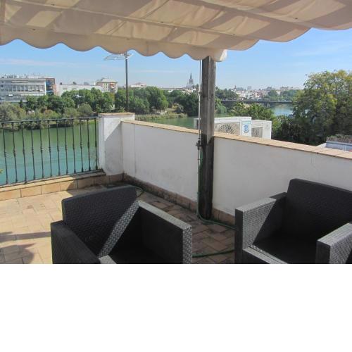 Trianabridgeviews Ático con vistas al puente de Triana calle Castilla 38