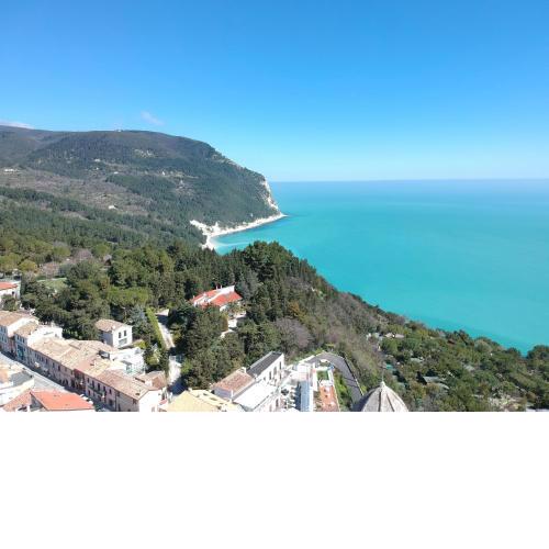 Trilo in posizione stategica e riservata sia per il mare che per il centro di Sirolo e Numana
