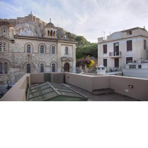 Tripodon Plaka | In the shade of Acropolis