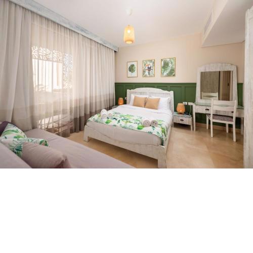 Tropical 1BDR w Terrace Garden Pool & Beach Access